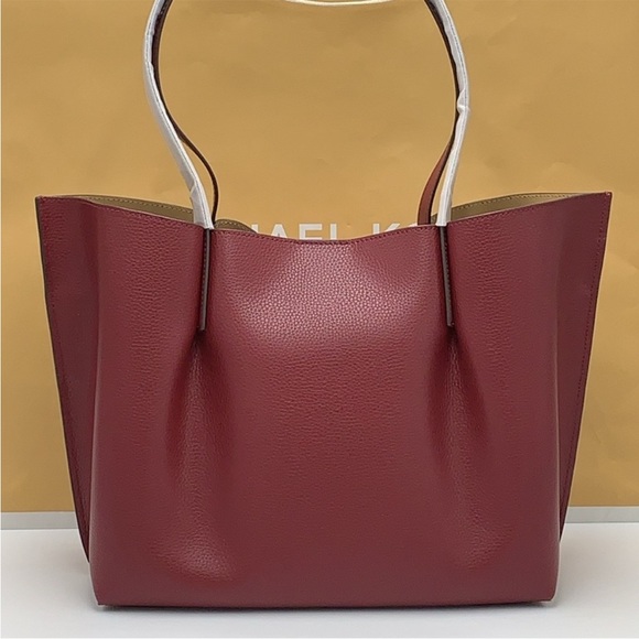 MICHAEL KORS
Emilia Large Pebbled Leather Shoulder Tote Bag
COLOR DARK CHERRy - Picture 10 of 16